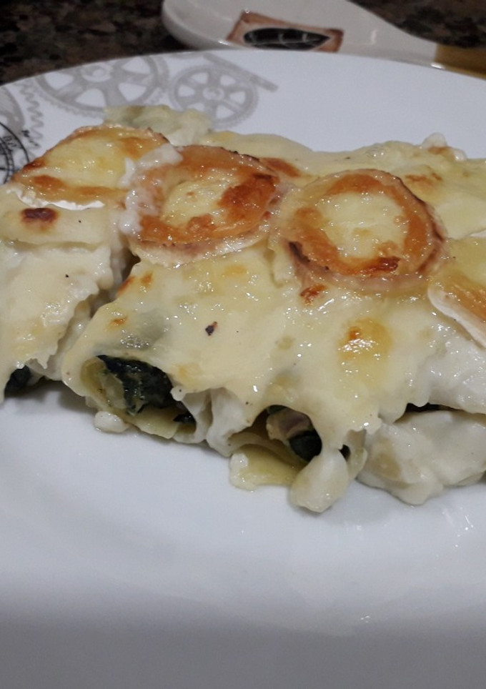 Una foto de Canelones de espinacas, atún y gambas
