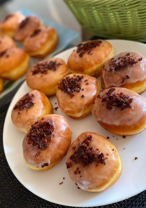 Pączki szilvalekvárral töltve és baconnel megszórva recept fotója