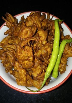 A picture of Onion pakoda.