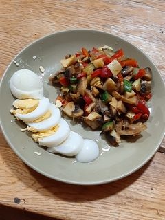 Una foto de Huevo y salteado de verduras
