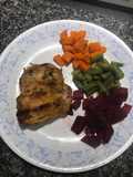 Pollo a la parrilla con ensalada cocida