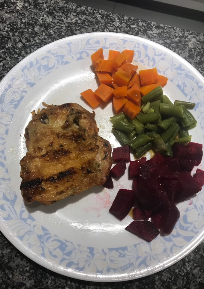 Una foto de Pollo a la parrilla con ensalada cocida