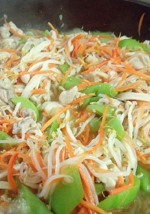 Hình của món Gà xào tứ cẩm.