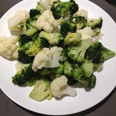 A picture of Cauliflower and Broccoli.