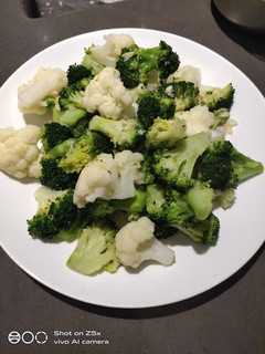 A picture of Cauliflower and Broccoli.