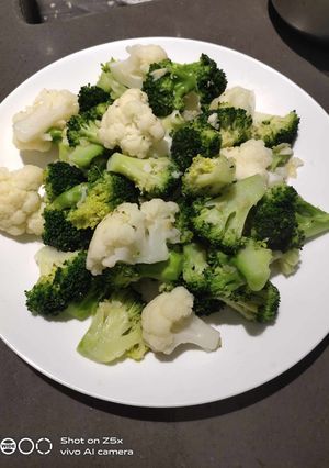 A picture of Cauliflower and Broccoli.