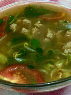 Foto resep Sayur caisim bakso kuah kari praktis (diet)