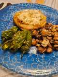 Minicachopos con pimientos y champiñones
