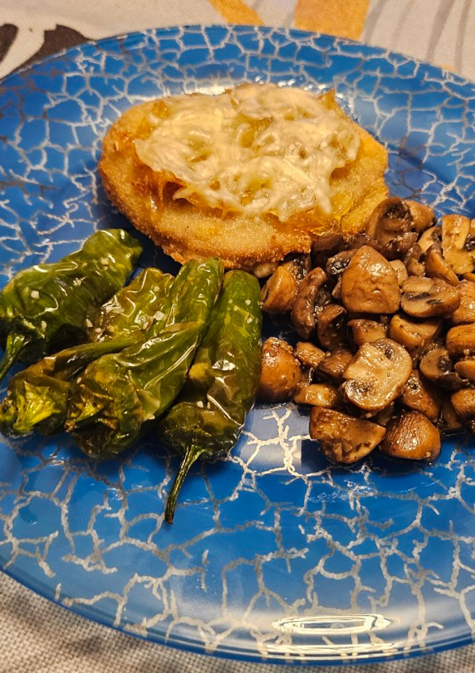 Una foto de Minicachopos con pimientos y champiñones
