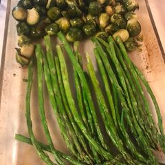 A picture of Baked brussel sprouts (烤小包心菜).