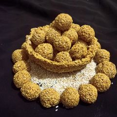 A picture of Sesame seeds and Rajgira laddu.
