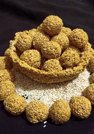 A picture of Sesame seeds and Rajgira laddu.