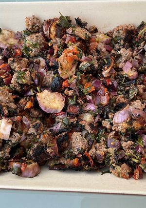 Une photo de Aubergines chinoises au bœuf, tomates, oignon rouge et coriandre