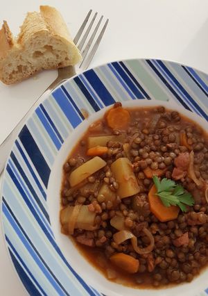 Une photo de Lentilles vertes aux lardons et aux légumes