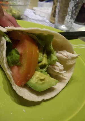 Una foto de Wrap de pollo palta y tomate