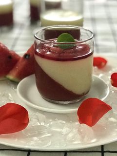 Hình của món Pana Cotta dâu.