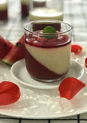 Hình của món Pana Cotta dâu.