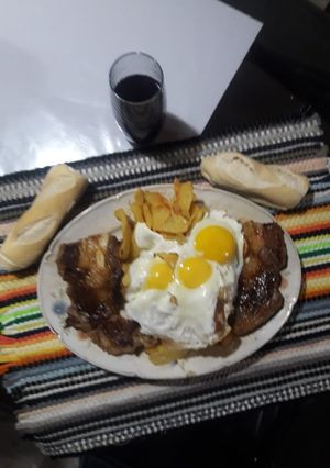 Una foto de Falda al sartén con papas fritas y huevos