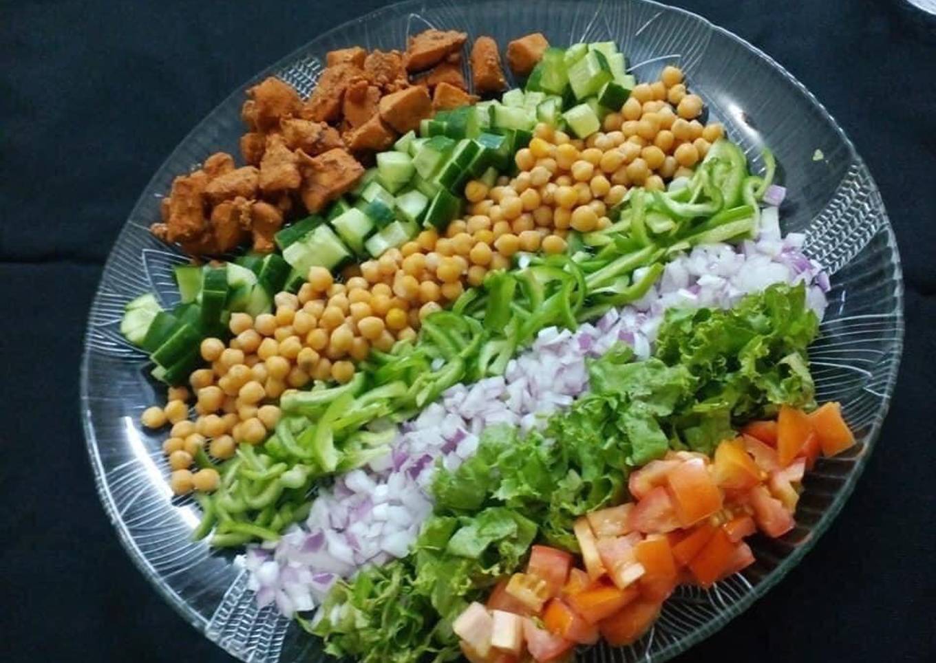 Fresh salad with chicken