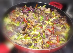 Una foto de Verduras al wok con cerdo!