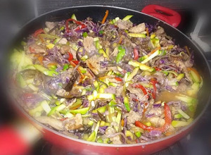 Una foto de Verduras al wok con cerdo!