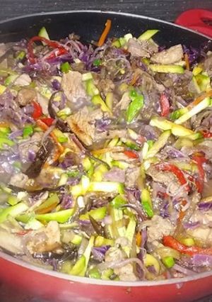 Una foto de Verduras al wok con cerdo!