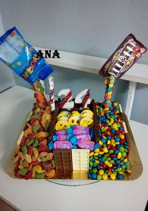 Una foto de Torta golosinas antigravedad cumpleaños hincha de river