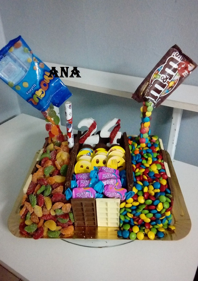 Una foto de Torta golosinas antigravedad cumpleaños hincha de river
