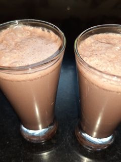 चॉकलेट मिल्कशेक (chocolate milk shake recipe in marathi) रेसिपी चे मुख्य फोटो