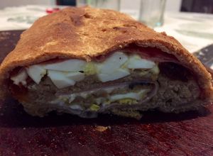 Una foto de Stromboli pastron, morrón y huevo