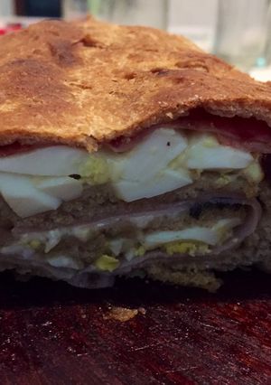 Una foto de Stromboli pastron, morrón y huevo