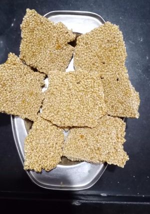 ચીકી(Chikki Recipe in Gujarati) રેસીપી મુખ્ય ફોટો