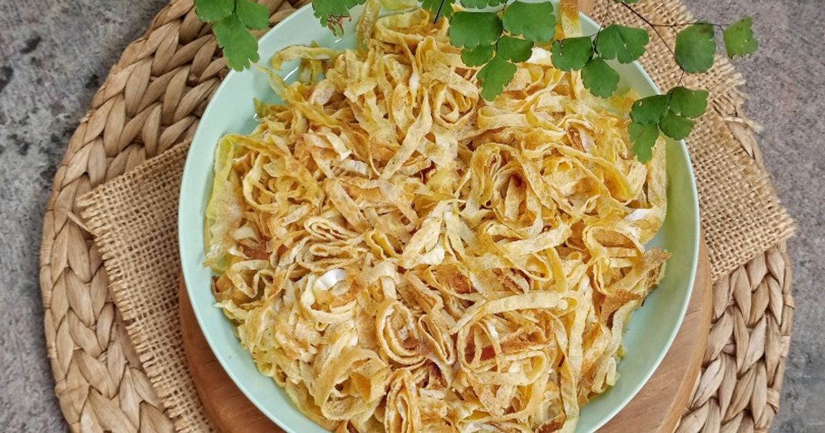 10. telur iris untuk nasi kuning