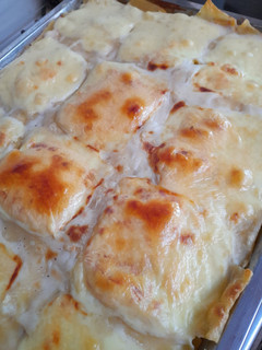 Una foto de Lasaña con boloñesa y salsa blanca