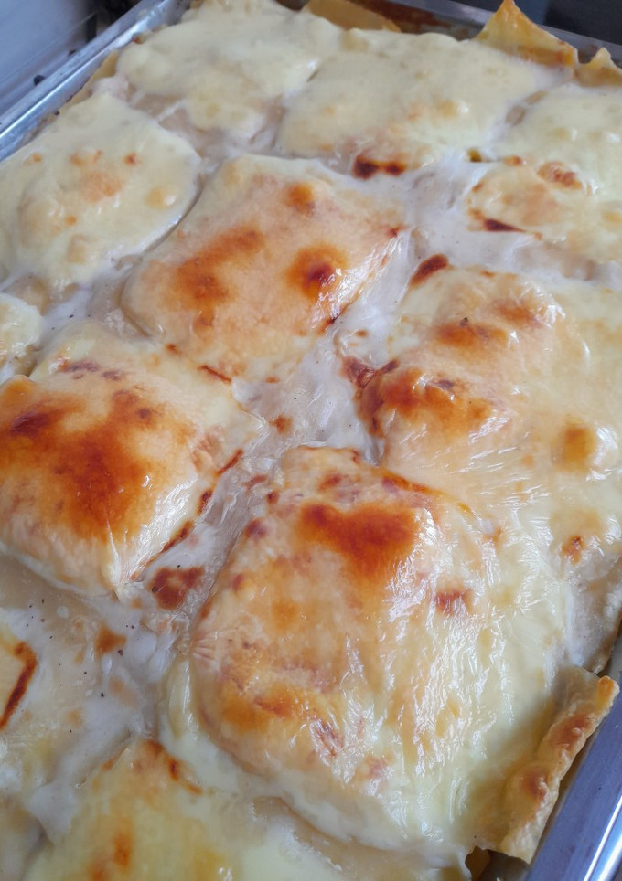 Una foto de Lasaña con boloñesa y salsa blanca