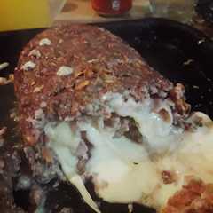 Una foto de Pan de carne relleno de jamón y queso