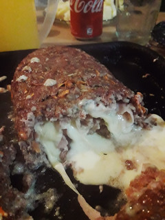 Una foto de Pan de carne relleno de jamón y queso