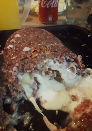 Una foto de Pan de carne relleno de jamón y queso