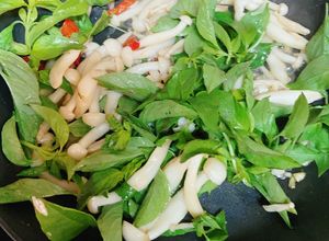 Hình của món Nấm Linh Chi Trắng Xào Lá É.