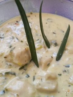 Una foto de Salsa de cebolla de verdeo y pollo