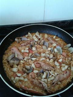 Una foto de Paella a mi estilo