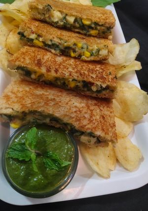 પાલક મકાઈ પનીર &ચીઝ સેન્ડવીચ(palak makai paneer cheese sandwich Recipe In Gujarati) રેસીપી મુખ્ય ફોટો