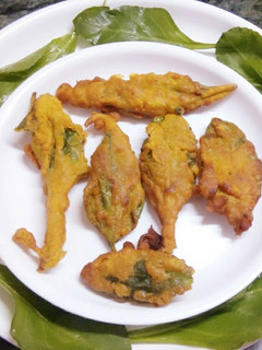 क्रिस्पी पालक पकोड़े (Crispy Palak pakode recipe in hindi) रेसिपी मुख्य फोटो
