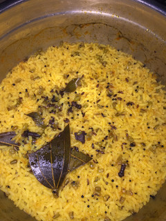 મગ ચોખાની વઘારેલી ખીચડી (Moong Chokha Vaghareli Khichdi Recipe In Gujarati) રેસીપી મુખ્ય ફોટો