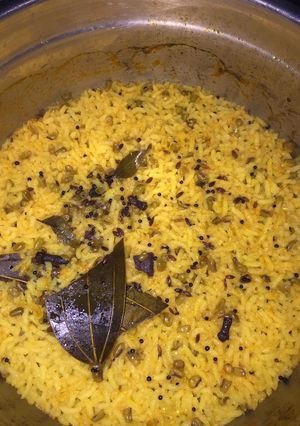 મગ ચોખાની વઘારેલી ખીચડી (Moong Chokha Vaghareli Khichdi Recipe In Gujarati) રેસીપી મુખ્ય ફોટો