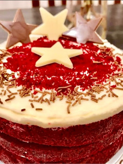 रेड वेलवेट वनीला केक (Red velvet vanilla cake recipe in hindi) रेसिपी मुख्य फोटो