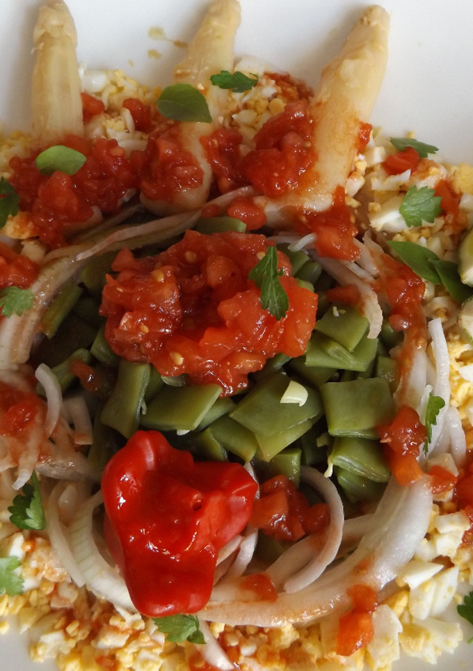 Una foto de Ensalada de judías verdes con vinagreta de tomates