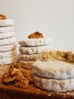 Una foto de Galletas de Nueces Albanesas ó KURABIE!