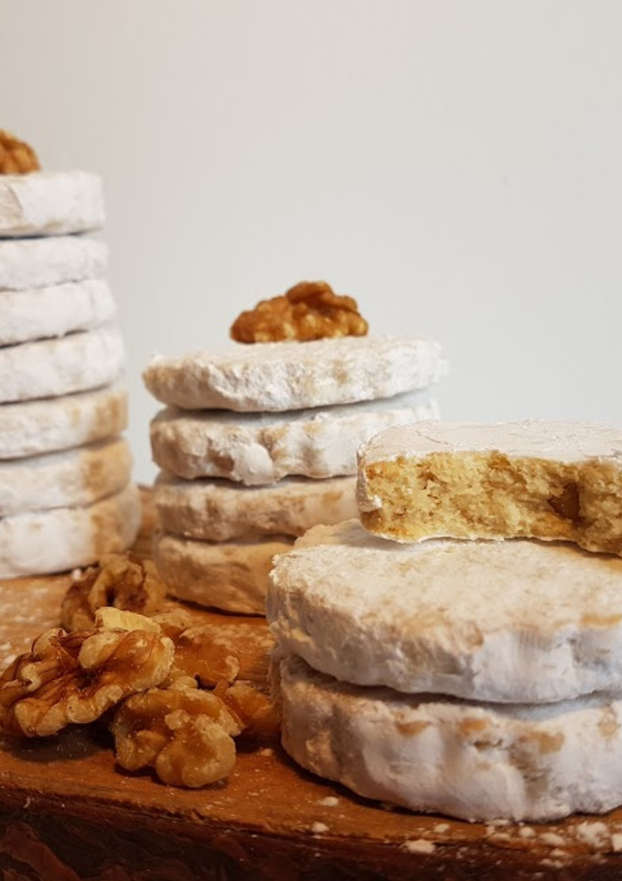 Una foto de Galletas de Nueces Albanesas ó KURABIE!