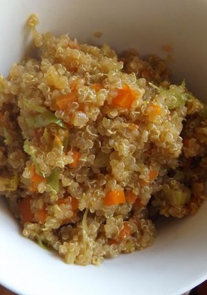 Una foto de Quinoa con verduras, alga Kombu y salsa de soja